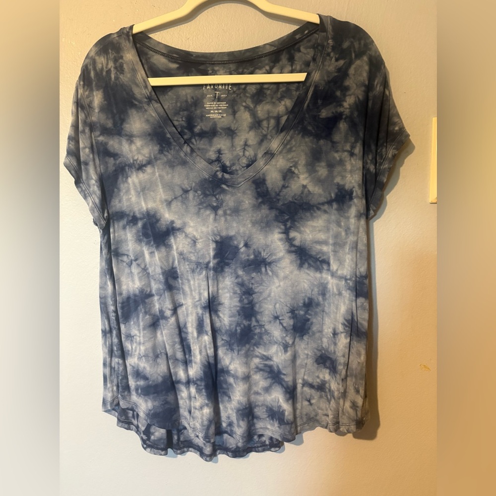 3/$10🌼 American Eagle Outfitters Tie-Dye V-Neck Top